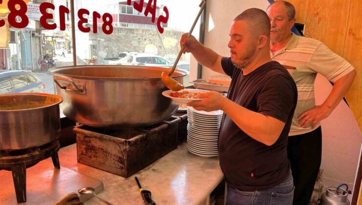 39 yaşındaki down sendromlu garson çalışarak annesine bakıyor