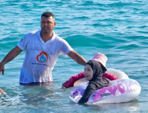 Alanya Belediyesi Engelsiz Halk Plajı özel misafirlerini ağırlıyor