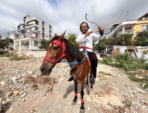 Türk filmlerinden çıkmışçasına sokaklarda atıyla gezen Hataylı Kara Murat, nostalji yaşatıyor