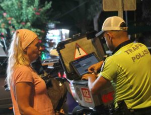 Antalya’da kasksız motosiklet sürücülerine yakın takip