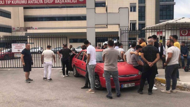 Antalya’da 22 yaşındaki motosiklet sürücüsü bariyerlere çarparak hayatını kaybetti