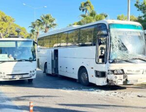 Otel servisi su tankerine arkadan çarptı: 1 yaralı