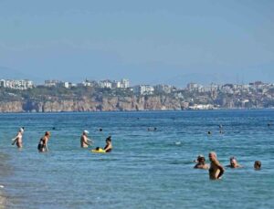 Antalya’dan ekim sonunda yaz ayı tadında ’kıskandıran’ görüntüler