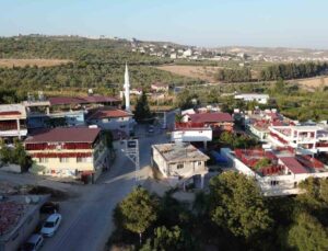 Kurutmalık biberlerle mahalle adeta kırmızıya büründü