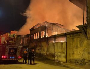 Yangında ölen kuşlarının kafesi başında gözyaşlarına hakim olamadı