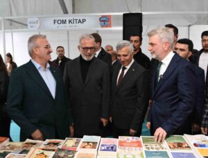 Depremzede şehir Kahramanmaraş’ta kitap fuarına yoğun ilgi