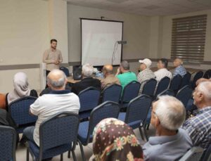 Mersin’de yaş almış vatandaşlar ’akılcı ilaç kullanımı’ hakkında bilgilendiriliyor