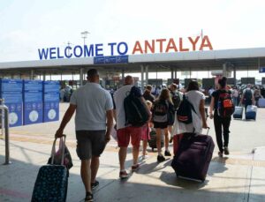 Antalya turizmde rekor yolunda: 11 ayda 16 milyonu aşkın ziyaretçi