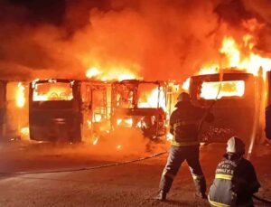 Burdur’da feci yangın: 5 halk otobüsü alev alev yanarak hurdaya döndü