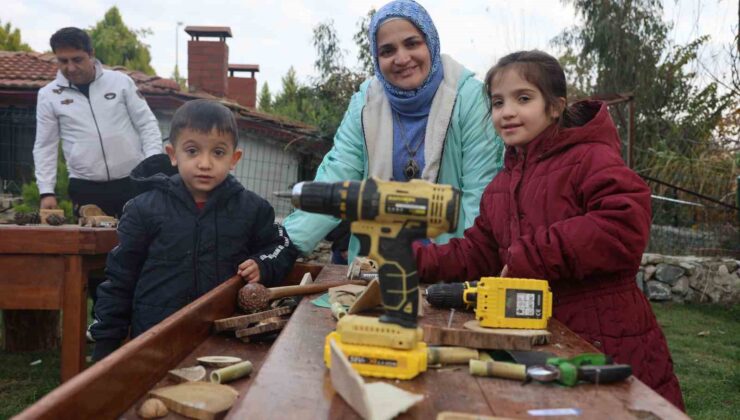 Çocuklar, hayallerindeki arabaları marangozluk atölyesinde aileleriyle birlikte yaptılar