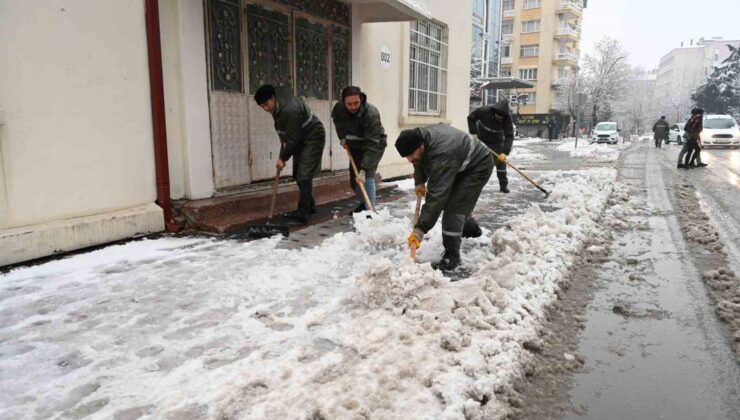 Isparta mevsimin ilk kar yağışıyla beyaza büründü