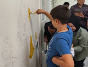 Resim kursunda kendini geliştiren otizmli Ömür Kaan, şimdi koridorları boyuyor