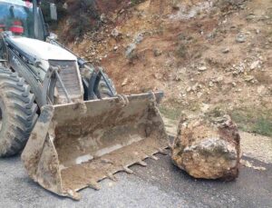 Tarsus’ta yola düşen kayaları belediye kaldırdı