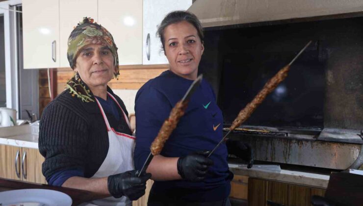 16 yıllık gelin ve görümce kebap tezgahında birlikte mesai yapıyor