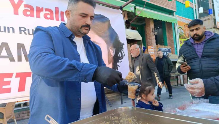 Adana’da sanatçı Ferdi Tayfur için helva dağıtıldı