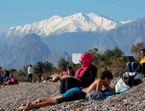 Antalya’da karla kaplı dağların gölgesinde deniz ve güneş keyfi