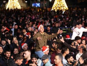 Antalyalılar yeni yıl coşkusunu Cumhuriyet Meydanı’nda yaşadı