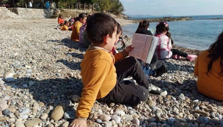 Bozyazı’da öğrenciler sahilde kitap okudu