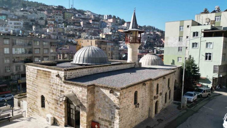 Depremde hasar alan cami tarihi cami restorasyon çalışmasının ardından ibadete açıldı