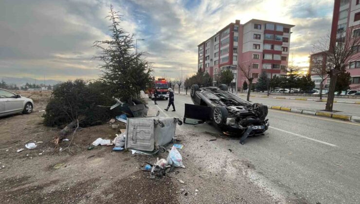 Kontrolden çıkan lüks otomobil ağaca çarpıp ters döndü: 1 yaralı