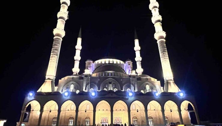 Regaip Kandili’nde Abdülhamid Han Camii doldu taştı