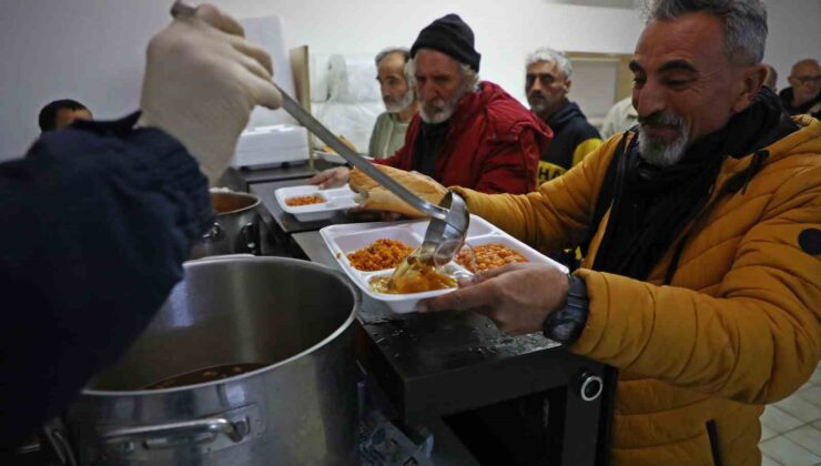 Sokakta kalan evsizleri Büyükşehir kucakladı