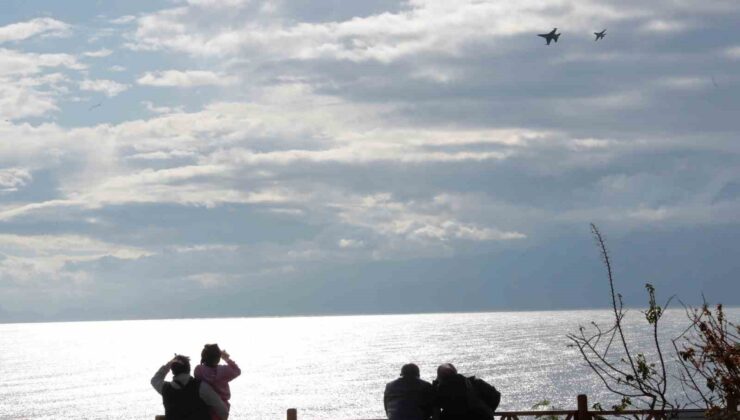 SoloTürk’ten Antalya semalarında deniz üstü eğitim uçuşu