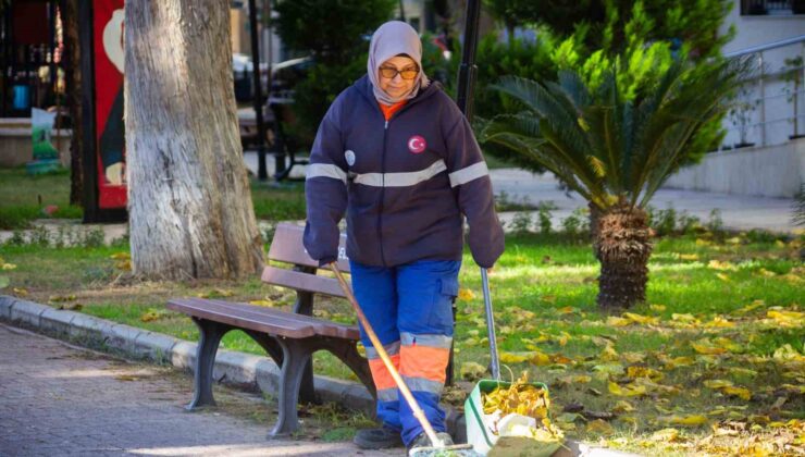 Yeni yılın ilk günü temizlik görevlileri ve pazarcılar çalıştı